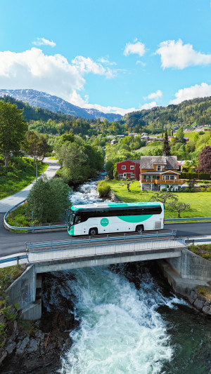 Tide-buss kjører over en bru