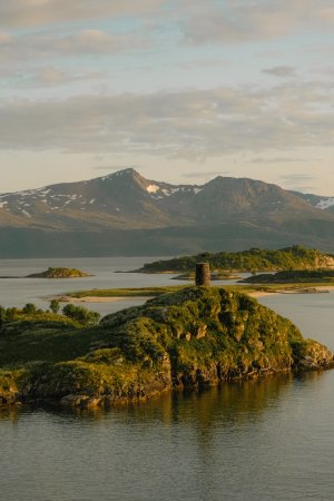 Fjell og sjø i midnattsol