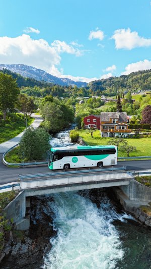 Tide-buss kjører over en bru