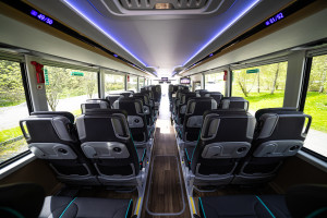 Serveringsbrett ved hvert sete