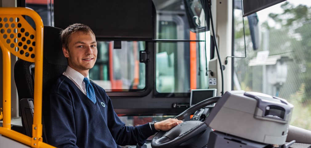 Bussjåfør-lærling-i-Tide-buss-bak-rattet