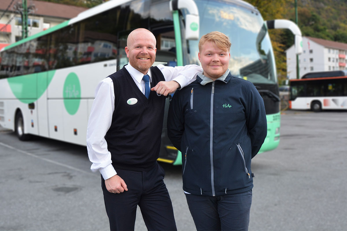 Even og Christian foran Tide Buss