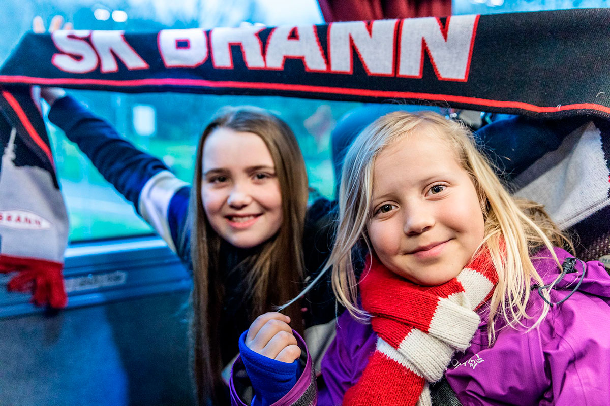 Asta (9) og Eva (10) fra Søreide IL kjører standsmessig til Stadion. Foto: Adrian B. Søgnen.