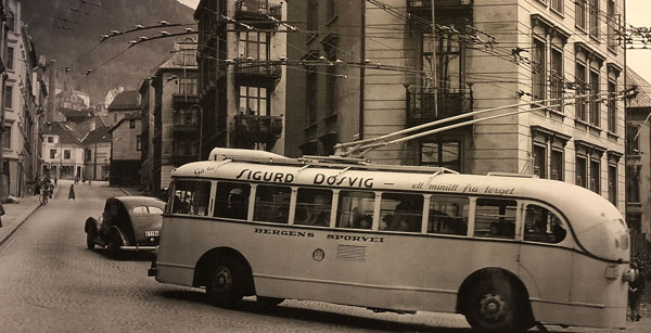 Gammelt bilde av en trolleybuss fra Bergens Sporvei