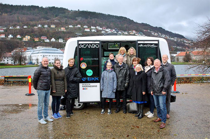 Bergen Næringsråd foran Acando selvkjørende buss.
