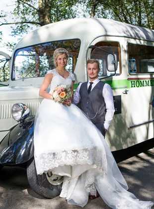 Brudepar foran en veteranbuss