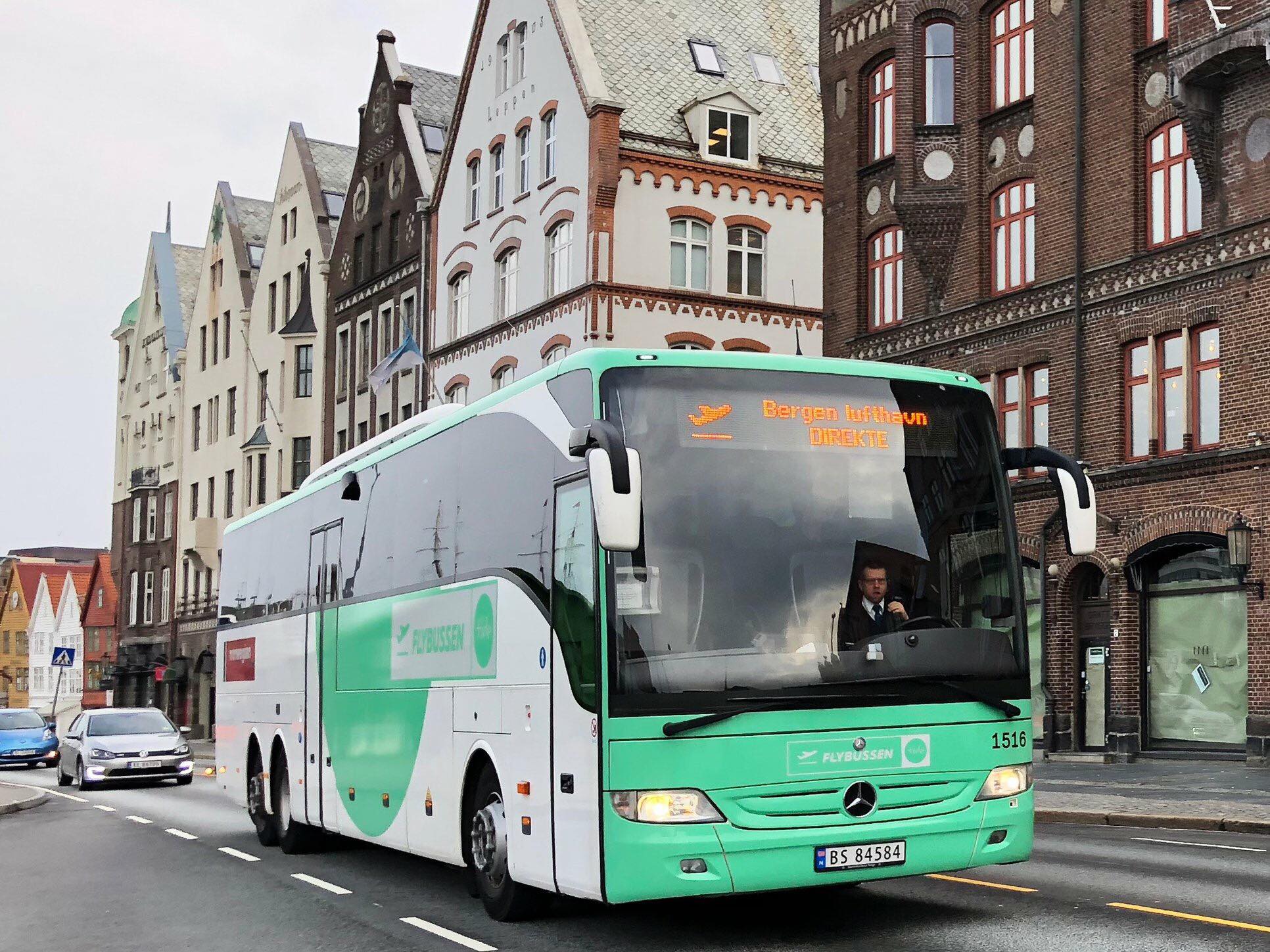 Åge kjører Flybuss (bildet), Kystbussen og turbuss.