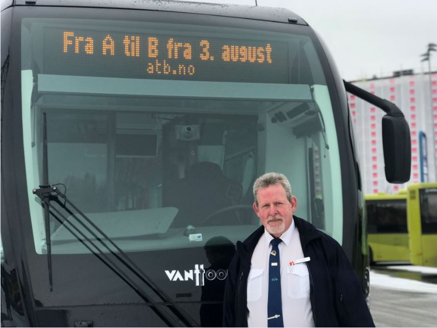 Tide-sjåfør Jan Sætervang kjører metrobuss